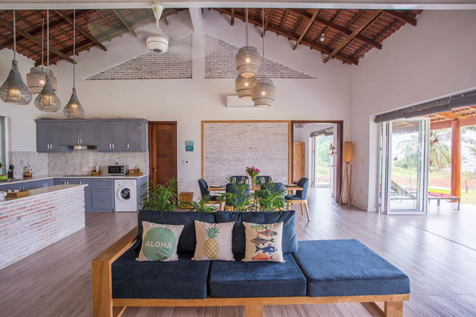 Ngôi nhà một tầng nằm trên diện tích 170m2 với khu sinh hoạt chung rộng thênh thang. Kiến trúc sư đã xử lý khéo léo để không tồn tại những chiếc cột chiếm diện tích và cản trở tầm nhìn Kiến trúc