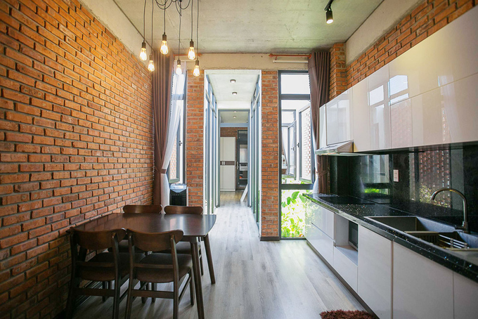 Khu bếp, bàn ăn được bố trí sát tường để không cản trở việc lưu thông đi lại Khu nhà bếp