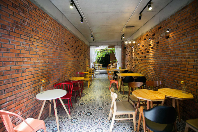Tầng một gồm quầy bar, bếp, chỗ ngồi cho khách. Người thiết kế bố trí hồ cá cùng rèm trắng ngăn cách và những loại cây có cành lá mềm mại để cân bằng với vật liệu thể hiện sự khác lạ nhưng khô cứng Thiết kế nhà ở
