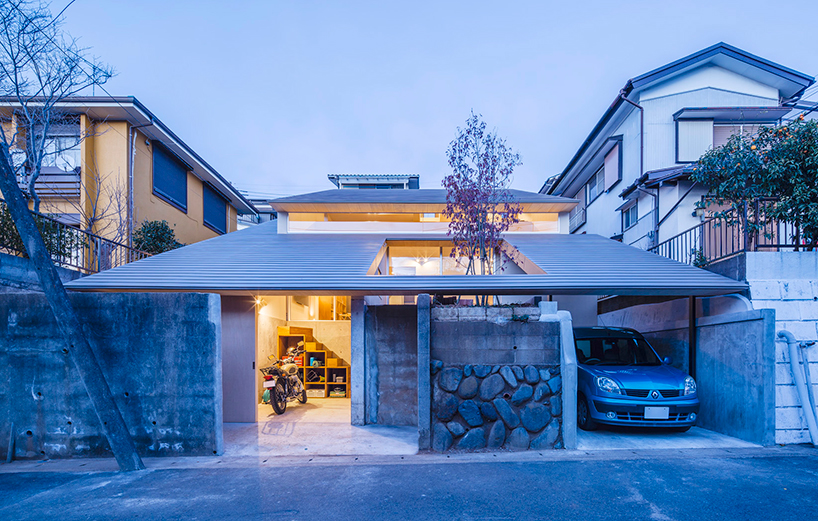 Ngôi nhà nằm ở khu phố xinh đẹp ở Yokohama, quận Kanagawa, Nhật Bản. Ngôi nhà theo phong cách hiện đại này được thiết kế bởi tầng nội thất thư giãn và tối giản Nhà ở