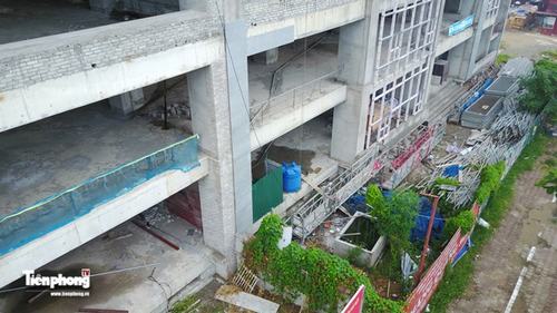 Phía trước công trình, nơi tiếp giáp với đường Võ Chí Công vật liệu xây dựng và máy móc công trình vẫn còn ngổn ngang Công trình
