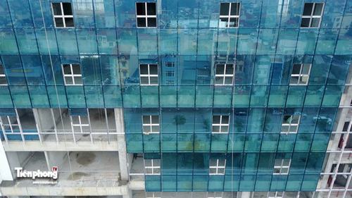 Kính là vật liệu chính làm vách ngăn bao bọc xung quanh tòa nhà Xây dựng công trình