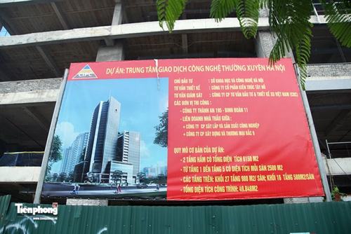 Phía mặt đường Võ Chí Công có tấm biển thông tin dự án: Trung tâm giao dịch công nghệ thường xuyên Hà Nội Dự án