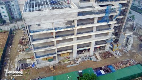 Khối đế của tòa nhà mới chỉ xong phần thô Vật liệu