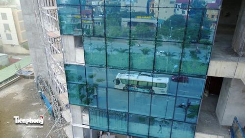 Phần lớn diện tích bao quanh của khối nhà 27 tầng đã được ốp kính hoàn thiện Xây tòa nhà