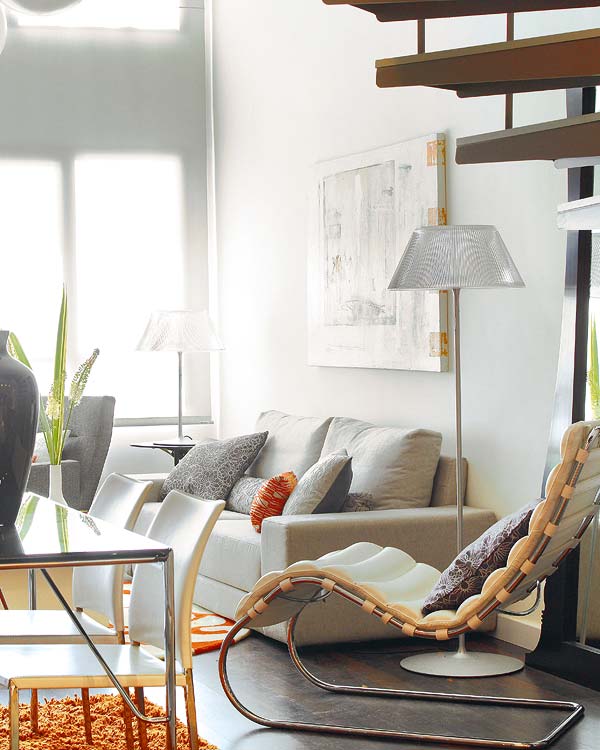Ngoài ra, có thể xếp vô số những chiếc gối ôm yêu thích trên ghế sofa dài mà vẫn không tạo cảm giác bừa bộn. Chính là sắc màu của gối, của ghế tương đồng nhau, tạo thành một khối nhất quán, không hề gây rối mắt Thiết kế đẹp