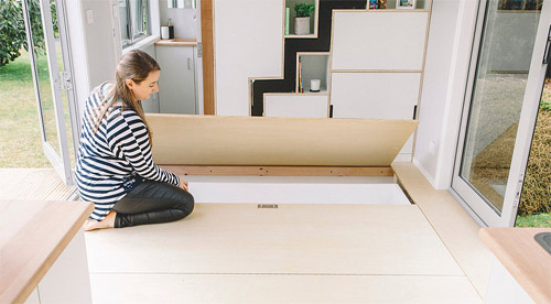 Sàn nhà cũng được tận dụng làm nơi cất chăn gối, quần áo Nội thất