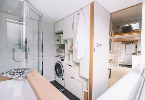 Phòng tắm đứng sang trọng, rất nhiều ngăn để đồ Phòng tắm