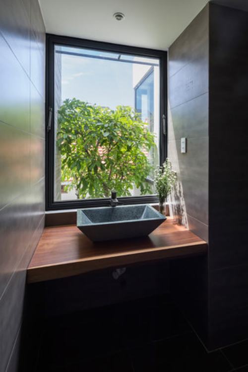 Sử dụng những bức tường kính giúp mọi góc của căn nhà lấy được ánh sáng Nhà độc đáo