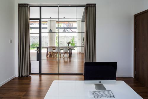 Ở tầng 1 là phòng làm việc rộng rãi Phòng khách