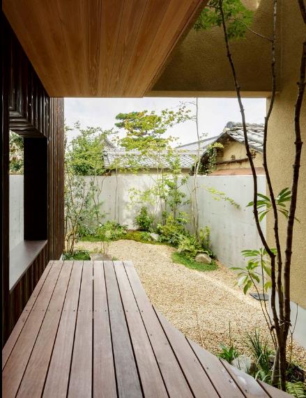Xen kẽ những khu vườn nhỏ là con đường dải sỏi uốn quanh tuyệt đẹp Nhà ở