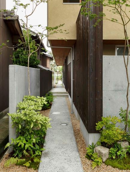 Một con đường nhỏ được đổ bê tông chạy dài từ Đông sang tây giúp chủ nhà có thể dễ dàng đi dạo, ngắm cảnh và chăm sóc cây xanh Thiết kế