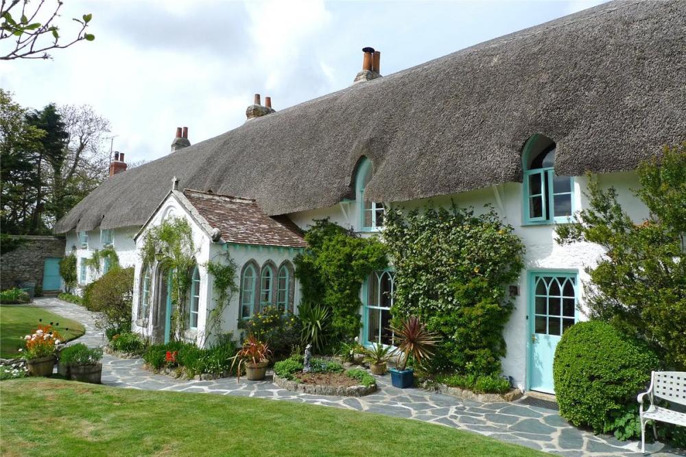 Ngôi nhà ở Cornwall được đặt ở vị trí của một tu viện, có 8 phòng ngủ với nguồn gốc lịch sử hấp dẫn, được xây dựng như một ngôi nhà bằng gỗ Nhà ở độc đáo