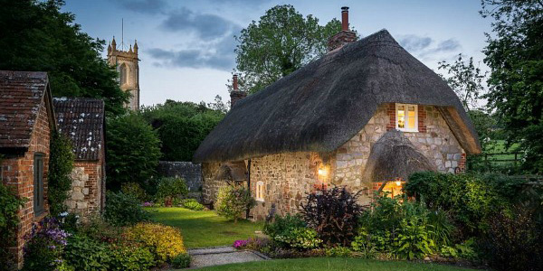 Ngôi nhà ở Wiltshire này có cánh cửa vô cùng ấn tượng, dường như mở ra sẽ đem đến những điều thần bí kỳ diệu ngập tràn Thiết kế