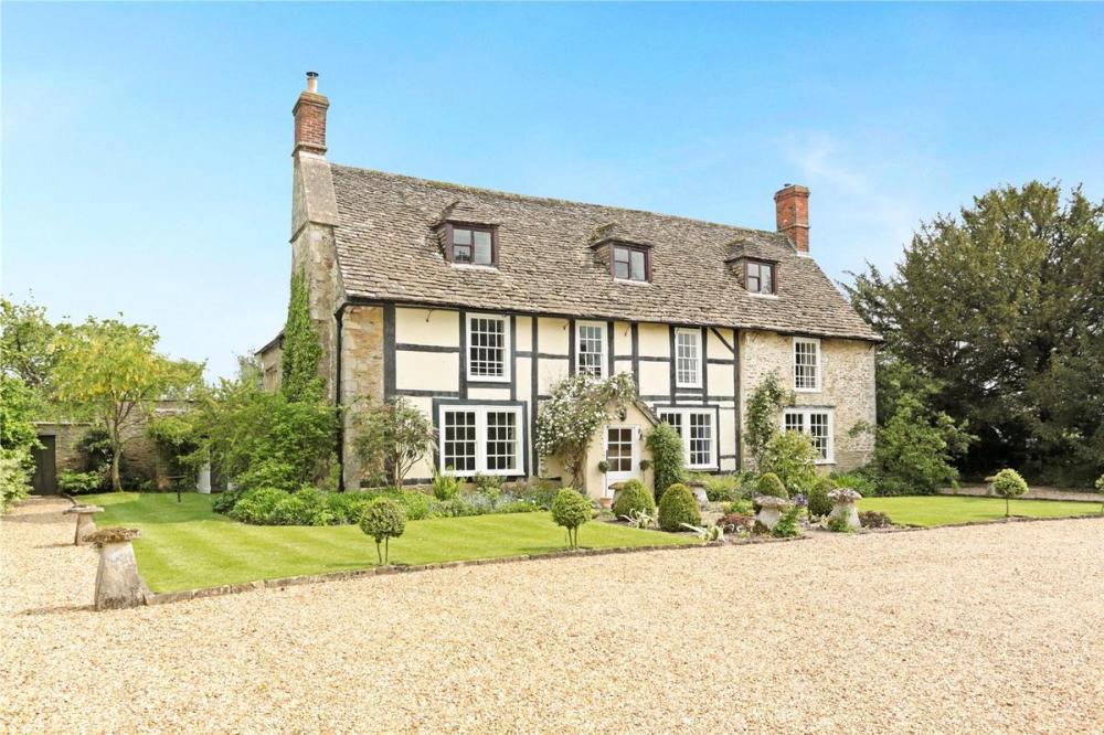 Xuất hiện từ thế kỷ 16, ngôi nhà này nằm ở Wiltshire đã tạo cảm giác sống trong một khu trang trại thực sự với sàn nhà bằng đá cờ và một bức tranh lớn Nhà đẹp