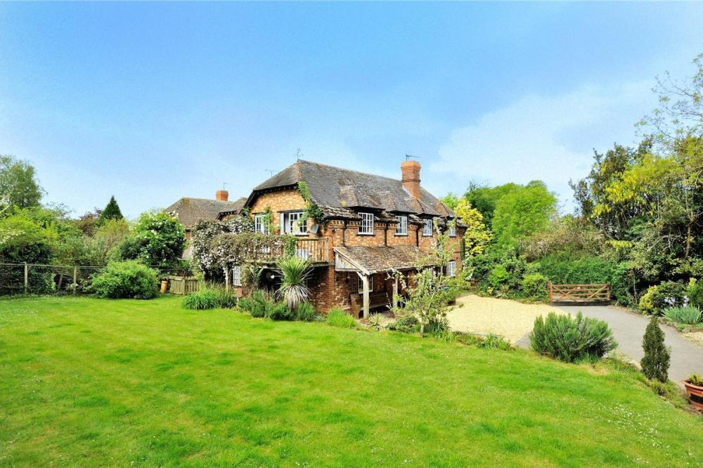 Nằm trong ngôi làng nổi tiếng North Dorset của Blandford, ngôi nhà này có 5 phòng ngủ, một trong số phòng ngủ này có ban công nhìn ra khu vườn Thiết kế