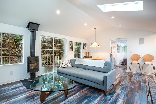 Góc tiếp khách được bài trí với ghế sofa và chiếc bàn trà cách điệu, ngay bên cạnh là lò sưởi giúp sưởi ấm cho toàn bộ không gian Phòng đẹp