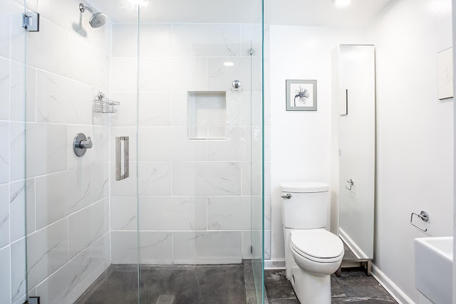 Nhà tắm và khu vệ sinh được đặt cùng một không gian nhưng lại được phân định rõ ràng nhờ hệ cửa kính trượt trong suốt Nhà tắm