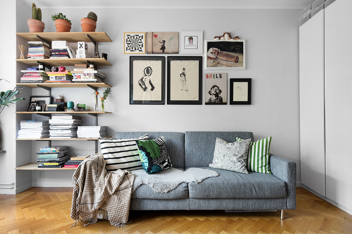 Góc tiếp khách được bố trí đơn giản với ghế sofa dài sát tường Kiến trúc