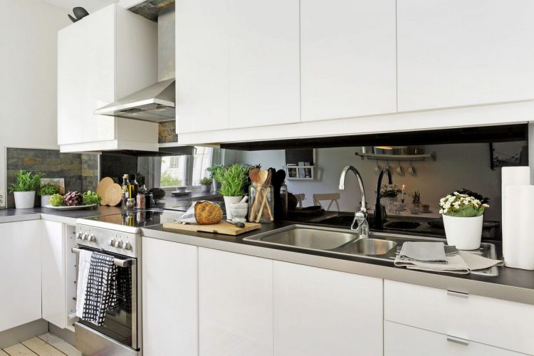 Bếp ăn được trang bị hiện đại, tiện nghi. Những chậu cây xanh nhỏ xinh làm điểm nhấn bắt mắt là tươi mới cho không gian này Bếp ăn