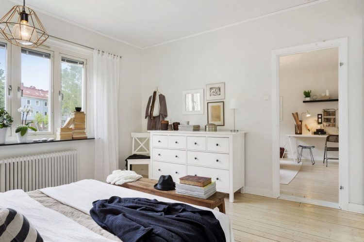 Một chiếc tủ kiêm bàn trang trí với nhiều ngăn kéo đáp ứng nhu cầu đựng đồ của chủ nhà Nhà đẹp