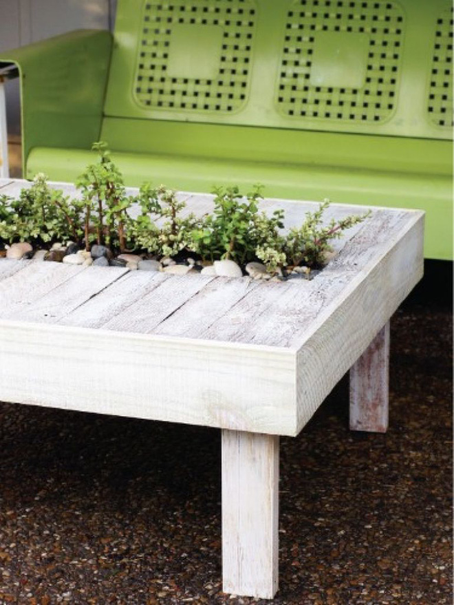 Từ những tấm gỗ pallet bạn có thể đóng một chiếc bàn ngoài trời để phục vụ cho những buổi tiệc tùng hoặc ngồi trà nước. Nếu khéo tay hơn, bạn còn có thể tạo khoảng không ở giữa và dùng khoảng đó để trồng cây cảnh Thiết kế đẹp