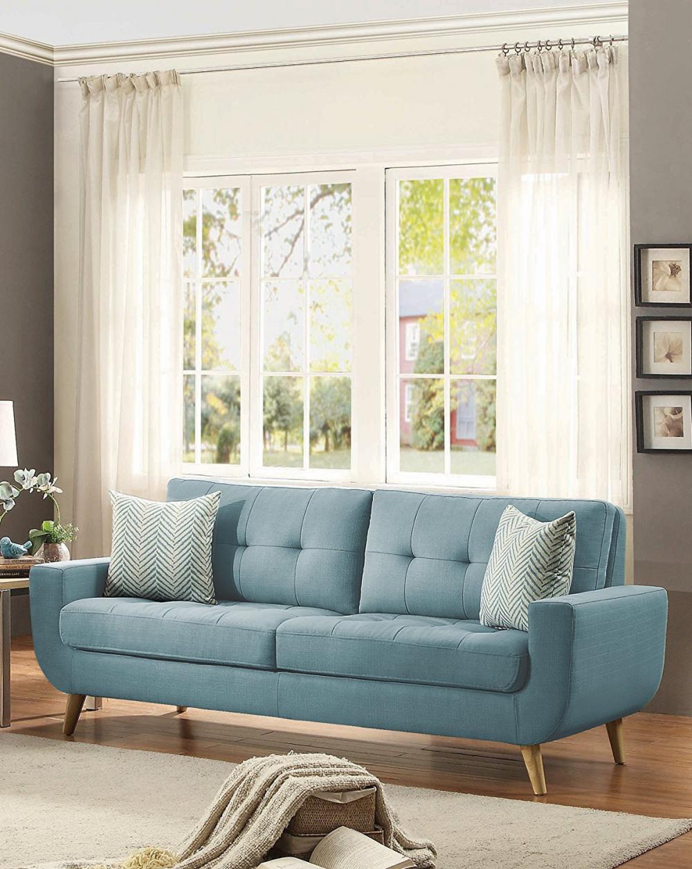 Chiếc ghế sofa với kiểu dáng nhỏ gọn bọc vải màu pastel. Chiếc ghế này đủ cho 2, 3 người ngồi rất phù hợp với nhiều không gian và phong cách nhà Nội thất