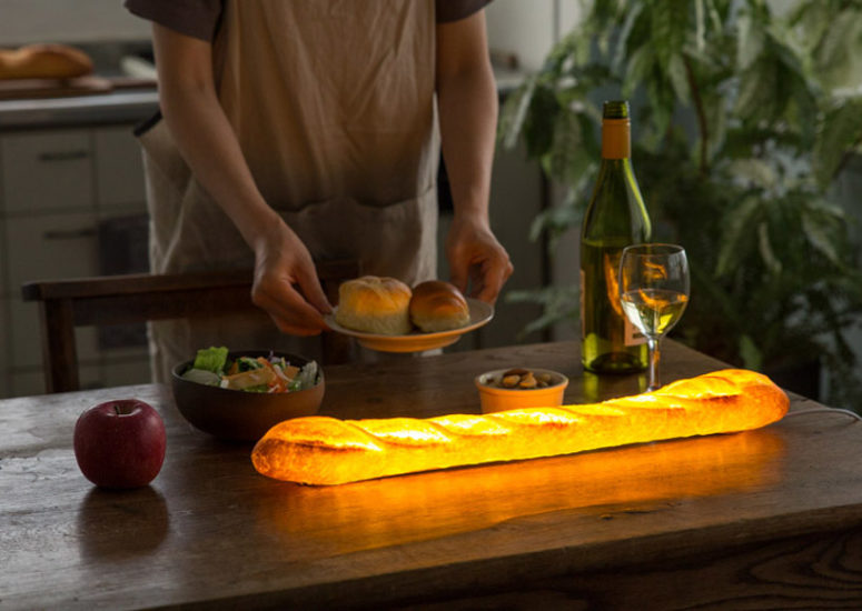 Chiếc đèn độc đáo nhìn như chiếc bánh mì thật, nhà thiết kế người Nhật đã thêm vào bên trong hệ thống đèn led màu vàng giúp chiếc bánh mỳ phát sáng Nội thất