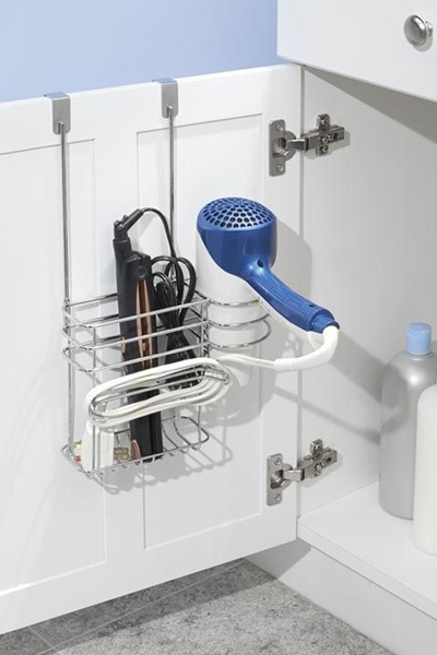 Để tránh khỏi nước bắn vào, bạn có thể cất máy sấy tóc bên trong cánh cửa tủ Thiết kế