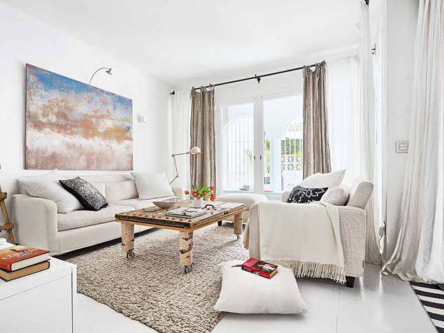 Bộ sofa tầm trung, một ciếc bàn gốc mộc, một bức tranh chọn khéo và sự sáng đãng, phòng khách này đã thực sự làm tốt việc khiến khách đến chơi có những phút giây thư giãn Nhà độc đáo