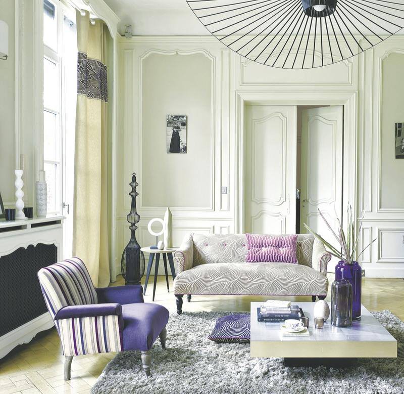Phòng khách có phong cách sang trọng với bộ sofa cổ điển tông màu tím với họa tiết độc đáo. Kết hợp những món đồ trang trí như thảm lông, lọ thủy tinh, căn phòng này hoàn toàn tạo cho người ta cảm giác thoải mái Phòng khách
