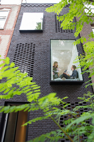 Ngôi nhà ống có bề ngang 3,4m ở Rotterdam (Hà Lan) vẫn sử dụng các loại nguyên vật liệu quen thuộc nhưng có dáng vẻ hiện đại Nhà độc đáo