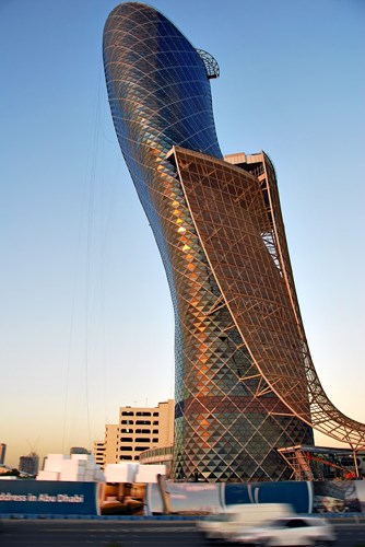 Cuốn sách Guinness Book of World Records chứng nhận Capital Gate là tháp do con người tạo dựng nghiêng nhất thế giới Kiến trúc