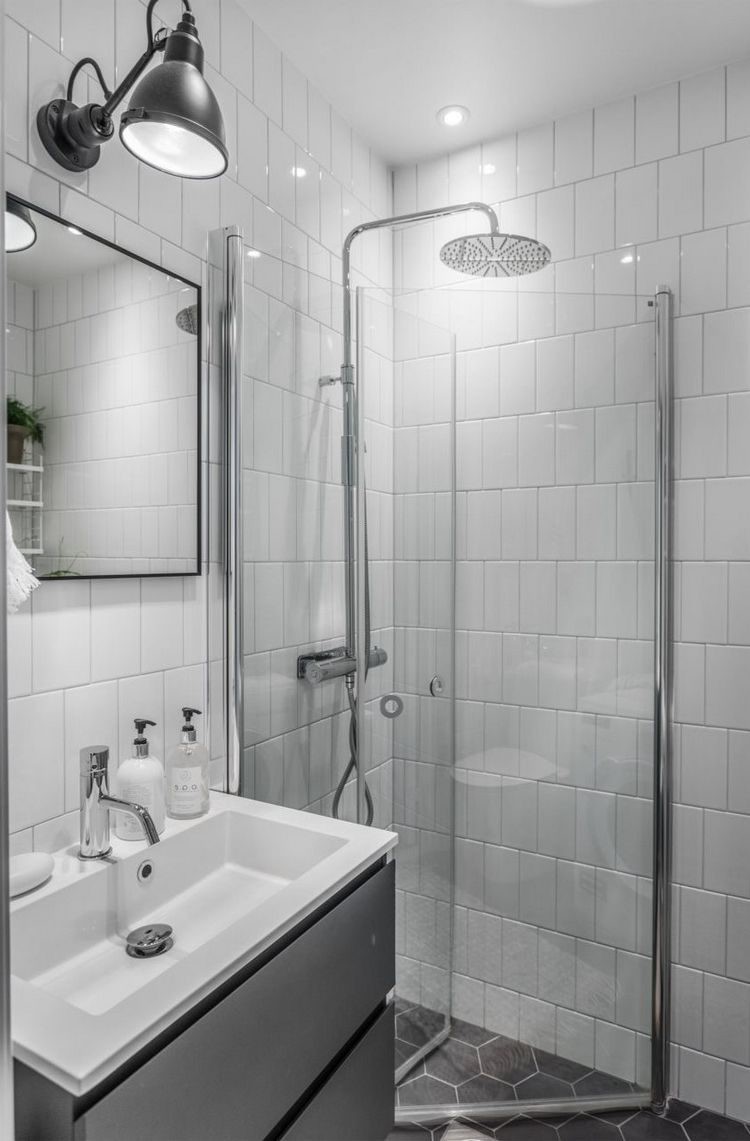 Bức tường kính trong suốt ngăn nhà tắm đứng với không gian bên ngoài Phòng tắm độc đáo