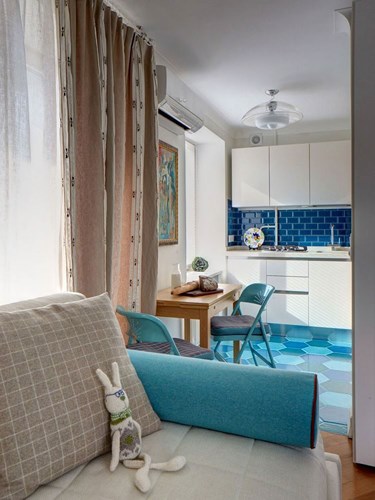 Tủ quần áo màu trắng ngăn khu vực nhà bếp với phòng tắm Nhà ở đẹp