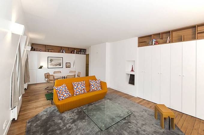 Hai vợ chồng trẻ và hai con nhỏ sống trong căn hộ ở Paris (Pháp). Lúc đầu, nhà chỉ có một phòng ngủ, một phòng khách khá rộng. Nên gia đình chuyển bàn ăn ra phòng khách, biến bếp cũ thành phòng ngủ thứ hai Thiết kế