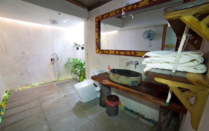 Khu vực vệ sinh được thiết kế tiện nghi, bố trí nhiều cây xanh Phòng tắm