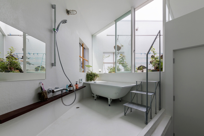 Bồn tắm được bố trí ngoài trời ở tầng gần sân thượng Nhà tắm