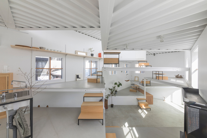 Kiến trúc sư của Tato Architects đưa ra ý tưởng nhà có 13 tầng bên trong. Các tầng được bố trí lệch nhau nên chỉ cần 3 bậc thang là bạn có thể chuyển từ tầng này sang tầng khác Thiết kế