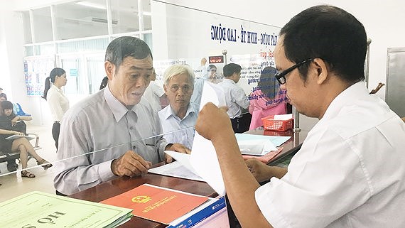 Sốt đất nền quận 9 khiến nhu cầu làm thủ tục đất đai của người dân tăng vọt. Ảnh minh họa làm thủ tục đất đai