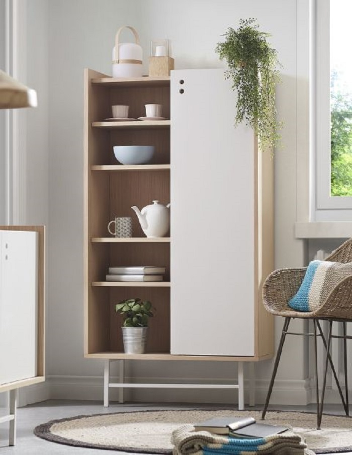 Thiết kế tủ sách sáng sủa và có 5 không gian chứa lớn và cửa đóng khá độc đáo Thiết kế