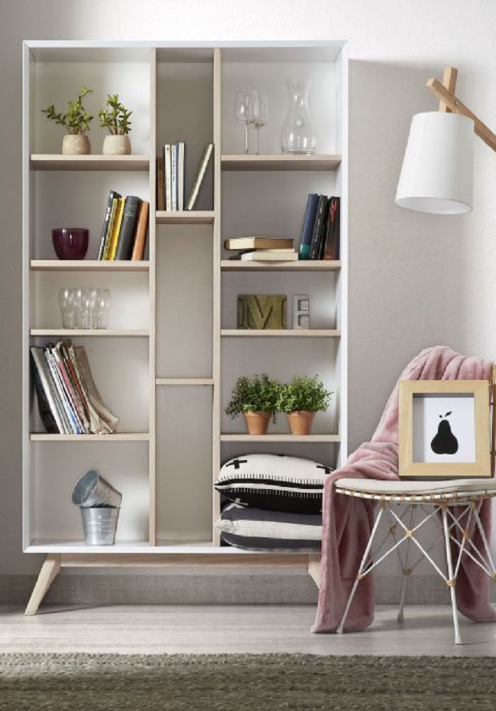 Tủ sách theo phong cách Scandinavia gồm 13 ngăn lưu trữ sách và các đồ vật trang trí riêng biệt Công trình