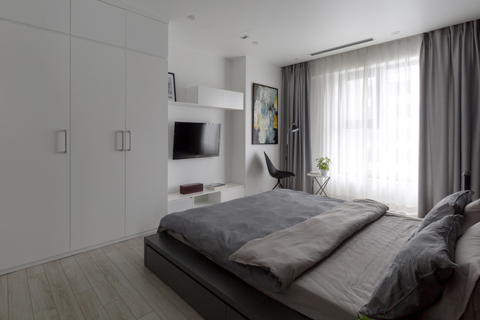 Căn nhà có nhiều khung cửa sổ cao lớn Phòng ngủ