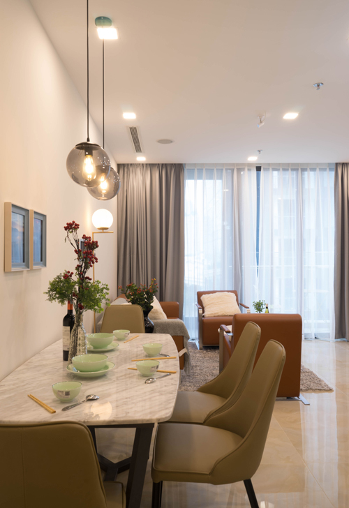 Kiến trúc sư đặt bàn ăn gọn vào sát tường vì nhà ít người, dễ dàng cho nhà lưu thông nội thất căn hộ
