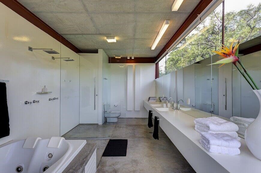 Trong không gian rộng thoáng, các bức tường trắng ấn tượng, hài hòa với trần và sàn nhà phòng tắm rộng rãi