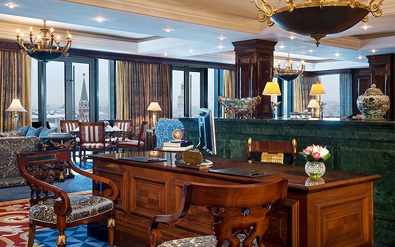 Nhà hàng O2 Lounge với các món nội thất siêu đắt đỏ và thiết kế xa hoa.như cung điện. Từ đây, du khách còn được chiêm ngưỡng toàn cảnh Quảng trường Đỏ và Điện Kremlin trong lúc thưởng thức các món ăn quốc tế hàng đầu. nội thất siêu đắt đỏ