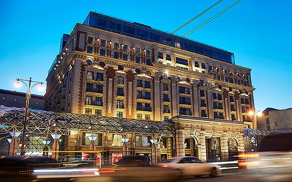 1. Khách sạn Ritz Carlton nằm kề cận điện Kremlin và Quảng trường Đỏ được đánh giá là một trong những khách sạn hàng đầu ở Moscow. khách sạn hàng đầu ở Moscow