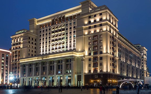 6. Khách sạn Four Seasons Moscow, từ đây du khách chỉ mất 1 phút đi bộ để đến Quảng trường Đỏ và Nhà hát Bolshoi Khách sạn Four Seasons Moscow