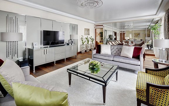 Khách sạn Marriott Royal Aurora gồm tổng cộng 232 phòng với các hạng mục từ Deluxe, Superior đến Executive và Suite. Nội thất khách sạn mang màu sắc hiện đại với sự kết hợp rất tinh tế các đồ nội thất gỗ. Giá thuê phòng tại khách sạn này khoảng 700 USD/đêm. nội thất khách sạn