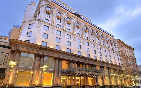 2. Khách sạn Ararat Park Hyatt được đích thân KTS người Mỹ Tony Chi cải tạo vào năm 2012. Khách sạn sở hữu nhiều nhà hàng hạng sang, dịch vụ cao cấp và đặc biệt là tầm nhìn tuyệt đẹp về phía thủ đô Moscow. Khách sạn Ararat Park Hyatt